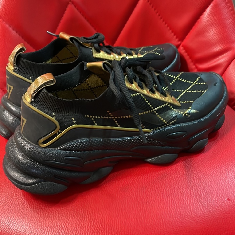 BLAC LEAF QUILTED SNEAKER Size 9